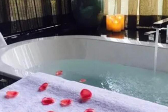 成都金牛区水疗池中的失重冥想:当身体学会漂浮